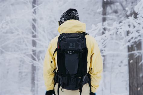 スキー バックパック - 雪の上の自由と冒険の象徴